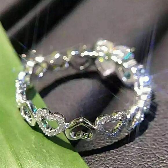 💎💎 14k White Gold Diamond Heart Petite Band Ring - Picture 5 of 13